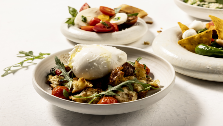 Sommersalat mit Mozzarella und Burrata