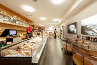 Chäsbueb in Bern ist der erste von sechs Chäsbueb Läden in der Schweiz und steht für qualitative hochwertige Käsespezialitäten und ein Sortiment von mehr als 250 Sorten. Die Marke Chäsbueb gehört zu Baumann Käse AG.