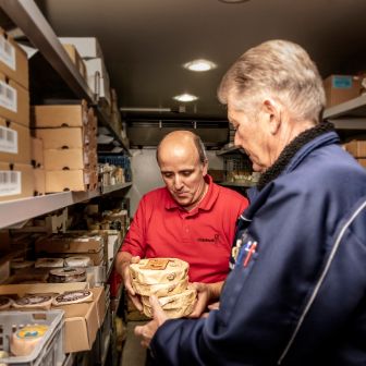 Das Bild zeigt das Innere des Baumann Käse Verkaufslastwagen. In diesem Lastwagen kann der Kunde direkt seinen Käse selbst auswählen und kaufen.
