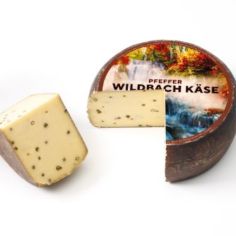 Wildbach Käse ist ein Halbhartkäse mit fein-würzigem Geschmack und leichter Kräuter-Weinnote. Es gibt ihn in den Reifestufen classic, extra und pfeffer und ist eine Eigenmarke von Baumann Käse. 