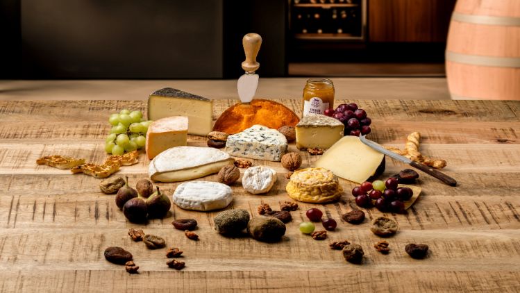 Die Käseplatte direkt auf dem Tisch aufdecken. Es darf auch mal anders sein und ganze Käsestücken passen perfekt dazu. Eine Vielfalt von Halbhart-, Weich-, Blauschimmel- und Hartkäse. Die besten Käse bei Baumann Käse kaufen.