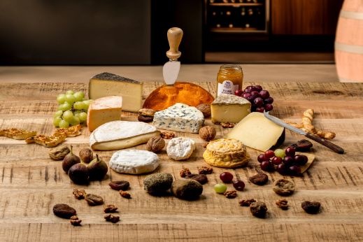 Die Käseplatte direkt auf dem Tisch aufdecken. Es darf auch mal anders sein und ganze Käsestücken passen perfekt dazu. Eine Vielfalt von Halbhart-, Weich-, Blauschimmel- und Hartkäse. Die besten Käse bei Baumann Käse kaufen.