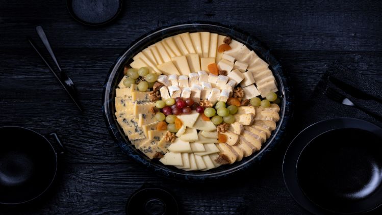 Die Käseplatten vom Chäsbueb sind berühmt für die Vielfalt und Üppigkeit. Jede Platte ist ein Unikat und wird auf Wunsch hergestellt.