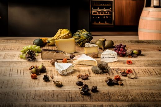 Herbstliche Käseplatte mit einer Variation von Trüffel-Weichkäse, Hartkäse mit Marronimantel, Brie mit Kürbis gefüllt. Alles erhältlich im Chäsbueb.