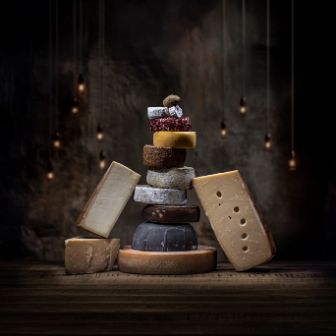 Eine Harmonie von Halbhart- und Hartkäsen aufeinander gestapelt zu einem Turm. Alle Käse von Baumann Käse.