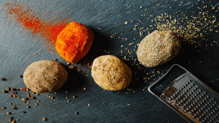 Die Bärner Küssli sind Halbhartkäse in ovaler kleiner Form zum Raffeln, Hobeln oder Schneiden und zum Verfeinern von Gerichten. Es gibt sie in vier Geschmäckern und sind eine Eigenmarke von Baumann Käse AG.