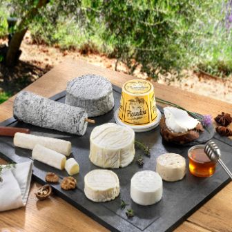 Eine Auswahl der fromi Produkte, die von Baumann Käse in der Schweiz vertrieben werden. 