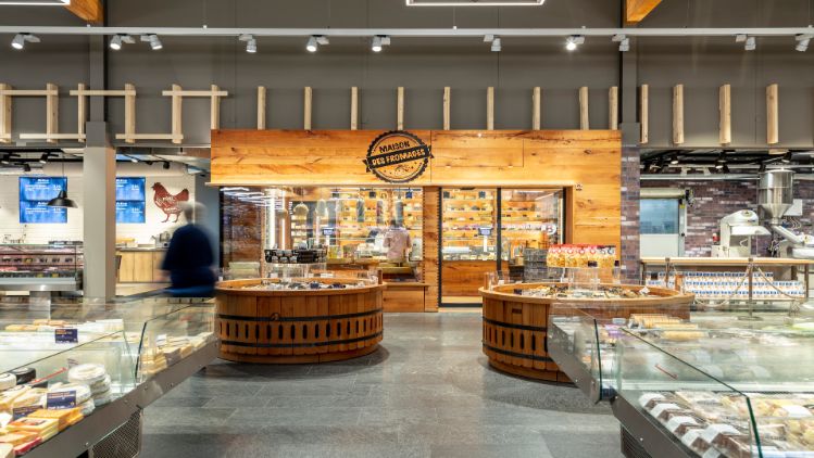 Die Chäs-Hüsli von Baumann Käse im Coop machen den Einkauf zu einem neuen Erlebnis: In kleinen begehbaren Holz-Häuschen werden über 250 Sorten Käse gelagert, gereift und gepflegt.