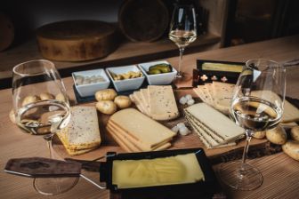 Ein Ausschnitt vom Chäsbueb Raclettesortiment. Mehr als 20 Sorten von klassischen bis hin zu gewagten Geschmäcker im Chäsbueb kaufen.