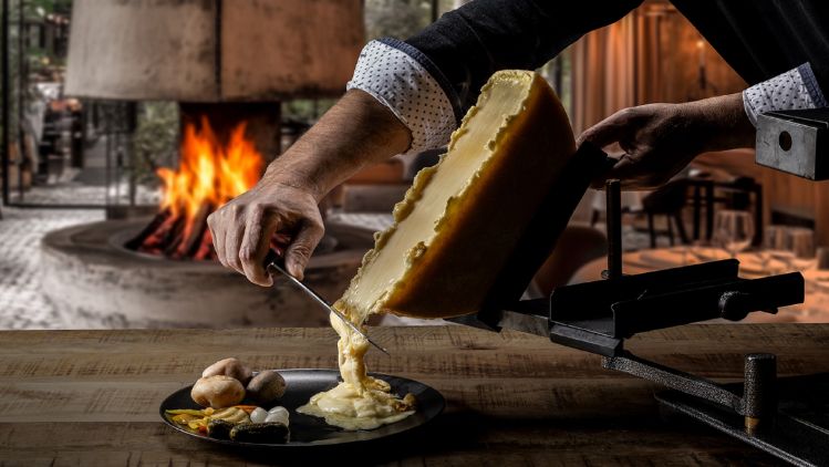 Raclette nach traditioneller Walliserart. Das Abstreichen direkt vom Laib. Ein wahrer Genuss. Verschiedene Raclettekäsesorten im Chäsbueb und bei Baumann Käse kaufen und ein traditionelles Raclette zaubern.