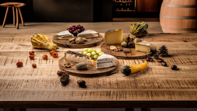 Herbstliche Käseplatte mit einer Variation von Trüffel-Weichkäse, Hartkäse mit Marronimantel, Brie mit Kürbis gefüllt. Alles erhältlich im Chäsbueb.