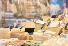 Herzstück des Ladens ist die grosse Käsetheke, die mit ihrem vielfältigen Sortiment keine Kundenwünsche offen lässt. Ebenso das breite Sortiment an bewährten und neuen Milchprodukten.