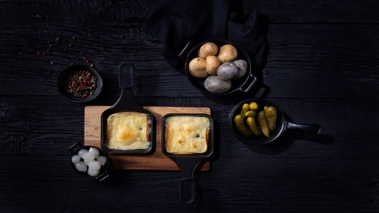 Eine Vielfalt des Raclette Päckli Sortiment. 250g pro Päckli in vielen Geschmäcker von klassischen Sorten bis hin zu mutigeren Spezialitäten. Zu kaufen im Chäsbueb und bei Baumann Käse AG.