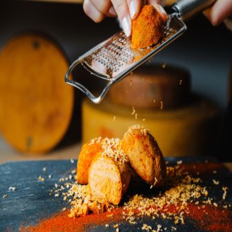 Die Bärner Küssli sind Halbhartkäse in ovaler kleiner Form zum Raffeln, Hobeln oder Schneiden und zum Verfeinern von Gerichten. Es gibt sie in vier Geschmäckern und sind eine Eigenmarke von Baumann Käse AG.