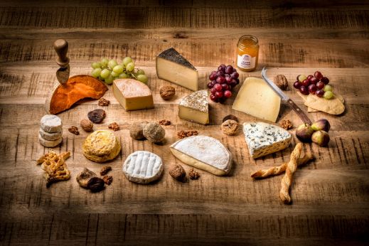 Die Käseplatte direkt auf dem Tisch aufdecken. Es darf auch mal anders sein und ganze Käsestücken passen perfekt dazu. Eine Vielfalt von Halbhart-, Weich-, Blauschimmel- und Hartkäse. Die besten Käse bei Baumann Käse kaufen.