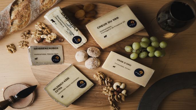 Das Bild zeigt eine Auswahl des Fresh Pack Angebots von Baumann Käse. Dieses Angebot hilft den Käsereien die Käsestücke direkt verkaufen zu können ohne zusätzlichen Aufwand. Die Stücke sind schon geschnitten und verpackt.