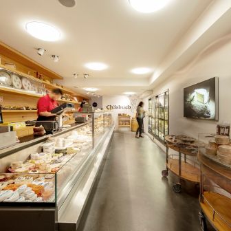 Chäsbueb in Bern ist der erste von sechs Chäsbueb Läden in der Schweiz und steht für qualitative hochwertige Käsespezialitäten und ein Sortiment von mehr als 250 Sorten. Die Marke Chäsbueb gehört zu Baumann Käse AG.