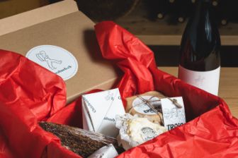 Die Geschenkbox vom Chäsbueb kann selbst zusammengestellt werden und bietet Platz für Käse und passende Zusatzprodukte.