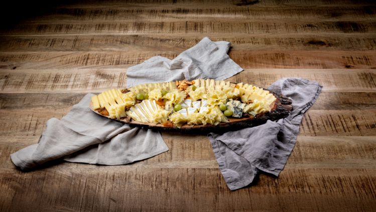 Die Käseplatten vom Chäsbueb sind berühmt für die Vielfalt und Üppigkeit. Jede Platte ist ein Unikat und wird auf Wunsch hergestellt.