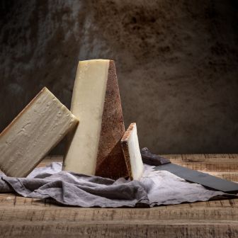 Le Gruyère ist ein Schweizer Klassiker schlechthin und in der Käsekultur nicht mehr wegzudenken. Baumann Käse AG hat eine Vielfalt von Le Gruyère im Sortiment.